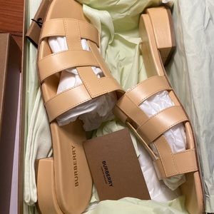 New in box Burberry leather sandals sz 39.5